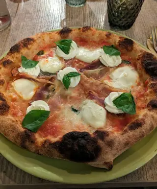 Schlemme eine neapolitanische Pizza in Italien
